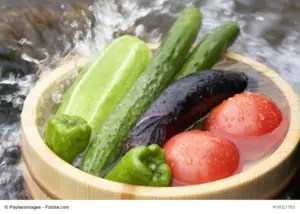 野菜を洗う