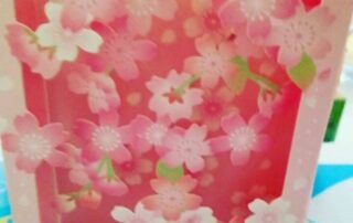 Hier kommt eine traditionelle Postkarte mit japanischer Musik und Kirschblüten / Sakura darauf.