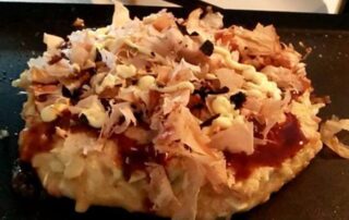 Japanisches Essen - Okonomiyaki mit Aonori und Bulldogsauce.