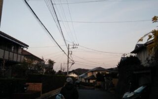 Ein Abend-Spaziergang durch die Straßen der japanischen Stadt.