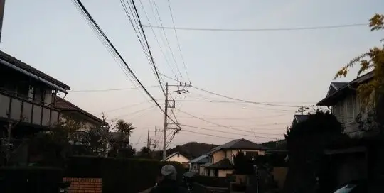 Ein Abend-Spaziergang durch die Straßen der japanischen Stadt.