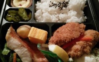 Japanische Bento-Boxen sind sehr bekannt aus der Japanischen Küche und dienen oft als Essen für unterwegs.