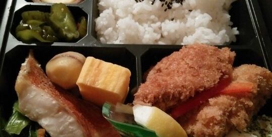 Japanische Bento-Boxen sind sehr bekannt aus der Japanischen Küche und dienen oft als Essen für unterwegs.