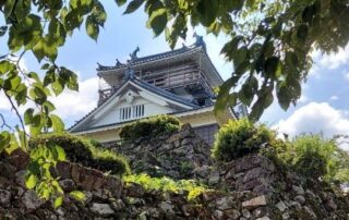 Die Aussicht zu der japanischen Burg Ono ist einfach atemberaubend.