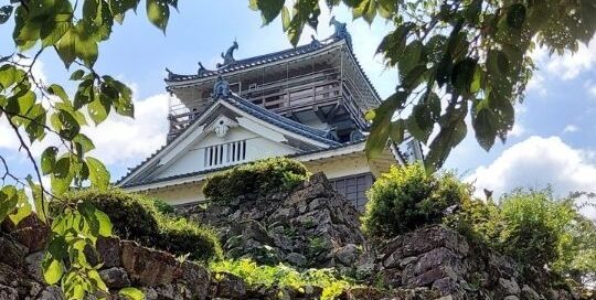 Die Aussicht zu der japanischen Burg Ono ist einfach atemberaubend.