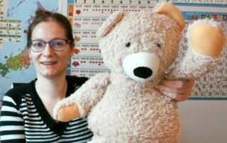 Manuela Ito-Loidl hat ein wundervolles Geschenk von einer Schülerin von japanischlernen.at bekommen - einen Teddybär alias Kuma-san.