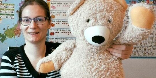 Manuela Ito-Loidl hat ein wundervolles Geschenk von einer Schülerin von japanischlernen.at bekommen - einen Teddybär alias Kuma-san.