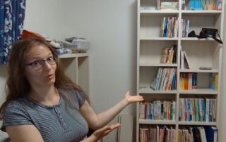 Manuela Ito-Loidl wohnt nun in Japan und endlich sind auch ihre Bücher in der japanischen Stadt Fukui angekommen.