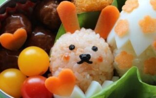 Ein Osterhasen-Onigiri als Osterbote in Japan.