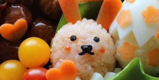 Ein Osterhasen-Onigiri als Osterbote in Japan.