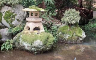 In japan findet man in den japanischen Gärten meist viele verschiedene japanische Figuren und japanische Tempel.