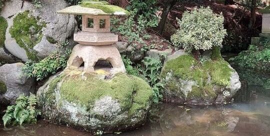 In japan findet man in den japanischen Gärten meist viele verschiedene japanische Figuren und japanische Tempel.