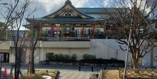Wunderschöne japanische Gebäude im Zentralpark in Fukui.