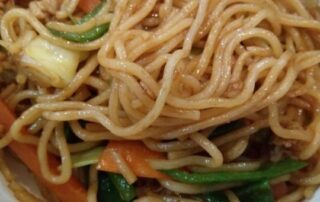 Gebratene Nudeln gehören zu der japanischen Küche einfach dazu.