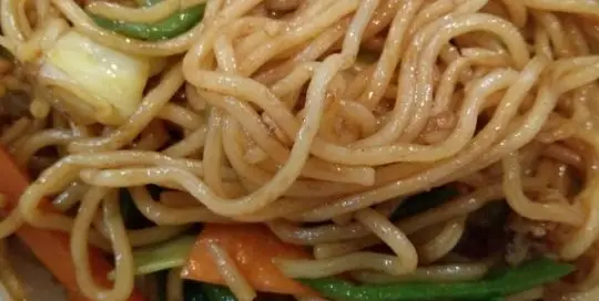 Gebratene Nudeln gehören zu der japanischen Küche einfach dazu.