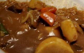 Gemüse-Curry gehört zu dem typischen japanischen Essen aus der japanischen Küche.