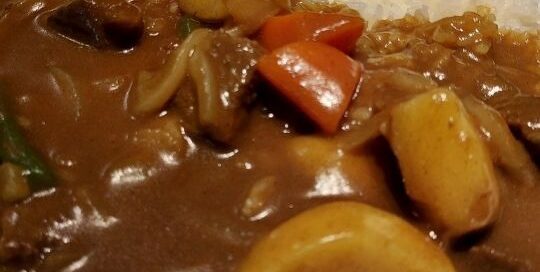 Gemüse-Curry gehört zu dem typischen japanischen Essen aus der japanischen Küche.