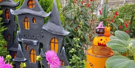 Kürbisse, Geister und Hexen findet man auch als japanische Halloween-Deko in Japan.