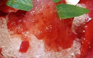 Im japanischen Sommer darf Kakigoori, selbst gemachtes crushed Ice mit Erdbeersirup, nicht fehlen.