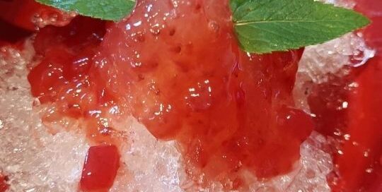 Im japanischen Sommer darf Kakigoori, selbst gemachtes crushed Ice mit Erdbeersirup, nicht fehlen.