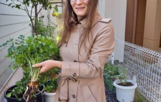 Eine stolze Manuela mit ihrer Ernte aus ihrem Garten. Wie großartig und wunderbar! Leckeres Gemüse aus dem eigenen Garten in Japan.