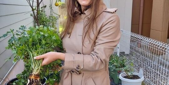 Eine stolze Manuela mit ihrer Ernte aus ihrem Garten. Wie großartig und wunderbar! Leckeres Gemüse aus dem eigenen Garten in Japan.