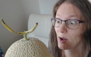 Manuela Ito-Loidl hat in Japan eine Melone gefunden, die aussieht wie eine Teufelsfrucht aus dem japanischen Anime One Piece.