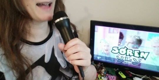 Manuela Ito-Loidl von japanischlernen.at holt sich gerne ein Stück Japan mit Karaoke nach Hause.