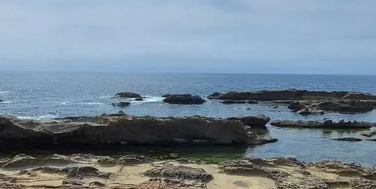 Den Sonntag am Strand verbringen mit Aussicht aufs Meer in Japan.