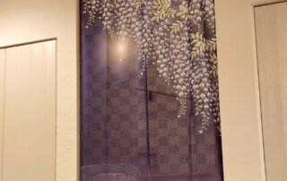Ein japanischer Raumtrenner in lila gehalten mit japanischen Blauregen verziert.