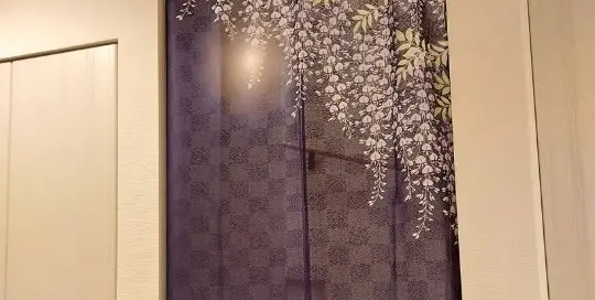 Ein japanischer Raumtrenner in lila gehalten mit japanischen Blauregen verziert.