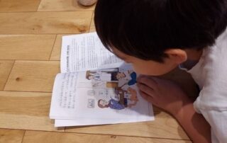 Der Sohn von Manuela Ito-Loidl stellte sich beim Lesen ihres neuen Buches als Model zur Verfügung.