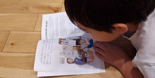 Der Sohn von Manuela Ito-Loidl stellte sich beim Lesen ihres neuen Buches als Model zur Verfügung.