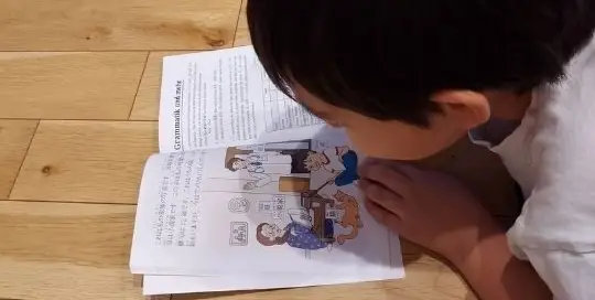 Der Sohn von Manuela Ito-Loidl stellte sich beim Lesen ihres neuen Buches als Model zur Verfügung.