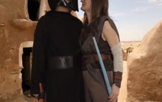May the fourth be with you - Manuela Ito-Loidl als Rey und ihr Mann als Kylo Ren wünschen einen schönen Star Wars Tag.