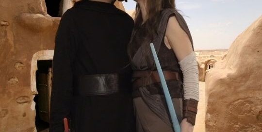May the fourth be with you - Manuela Ito-Loidl als Rey und ihr Mann als Kylo Ren wünschen einen schönen Star Wars Tag.