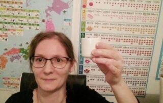 Manuela Ito-Loidl von japanischlernen.at stoßt mit Sake mit dir an.