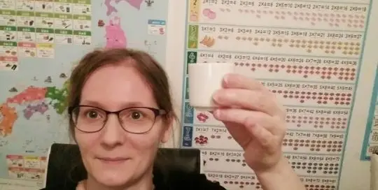 Manuela Ito-Loidl von japanischlernen.at stoßt mit Sake mit dir an.
