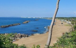 Der Strand und das Meer in der japanischen Landschaft fühlen sich wie Urlaub an.