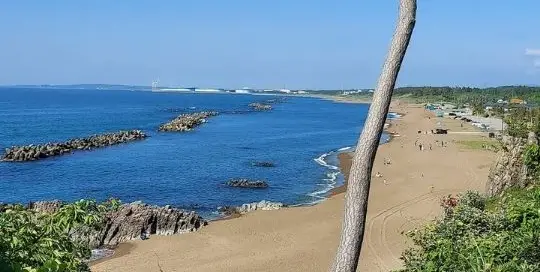 Der Strand und das Meer in der japanischen Landschaft fühlen sich wie Urlaub an.