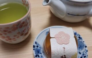 Japanischer Grüner Tee mit japanischen Süßigkeiten als Nachmittags-Snack.