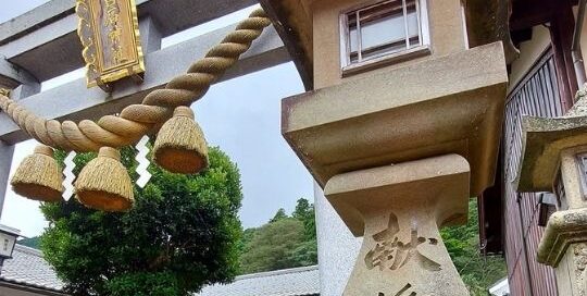 Bei meinem Guten-Morgen-Spaziergang durch die japanische Stadt Fukui habe ich diesen japanischen Tempel gefunden.