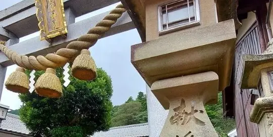 Bei meinem Guten-Morgen-Spaziergang durch die japanische Stadt Fukui habe ich diesen japanischen Tempel gefunden.
