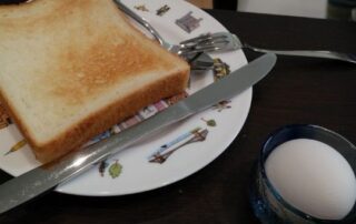 Quarantäne Frühstück mit Toast und Ei in Japan für Manuela Ito-Loidl von japanischlernen.at.