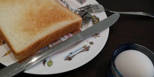 Quarantäne Frühstück mit Toast und Ei in Japan für Manuela Ito-Loidl von japanischlernen.at.