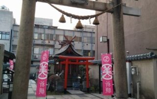 Ein Tori, ein japanisches Tor, steht vor dem Eingang eines japanischen Schreins in Fukui.