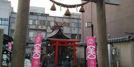Ein Tori, ein japanisches Tor, steht vor dem Eingang eines japanischen Schreins in Fukui.
