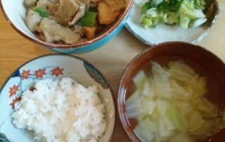 Die japanische Küche steht schon auf dem Tisch von Manuela Ito-Loidl.