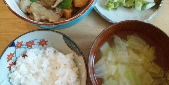 Die japanische Küche steht schon auf dem Tisch von Manuela Ito-Loidl.