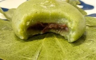 Matcha-Mochi mit Anko, rote Bohnenpaste, als japanisches Essen für den kodomo no hi, den Kindertag in Japan.